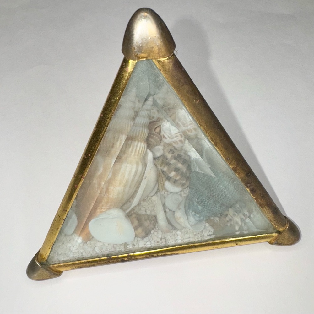 VINTAGE OCEAN PYRAMID SAND SHELLS GOLD TABLE CENTER BOOK HOLDER DISPLAY DECOR